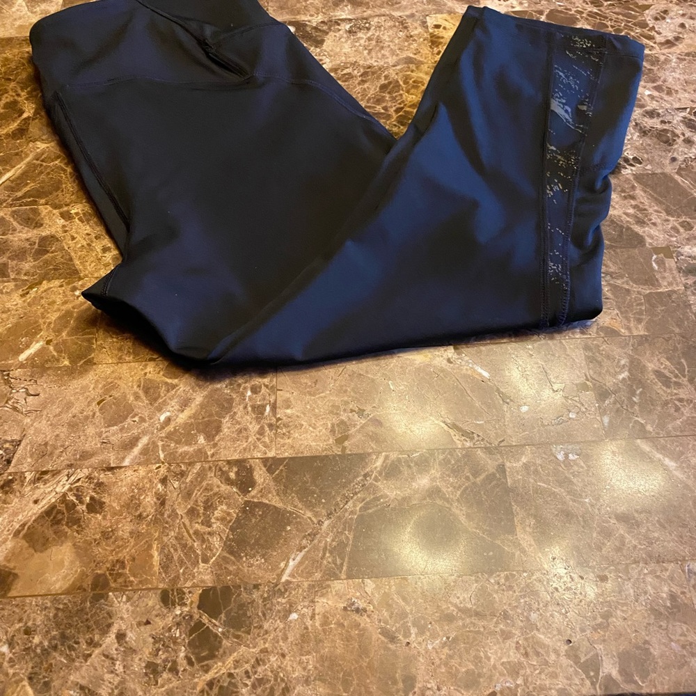 NWOT Capri leggings. - Picture 5 of 6